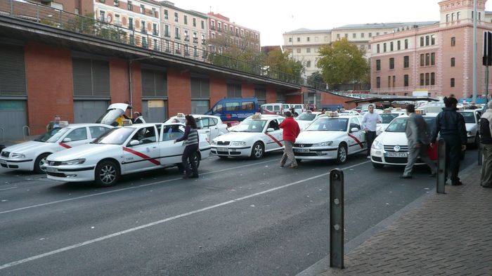 Una asociación minoritaria de taxistas madrileños pide la posibilidad de ir armados